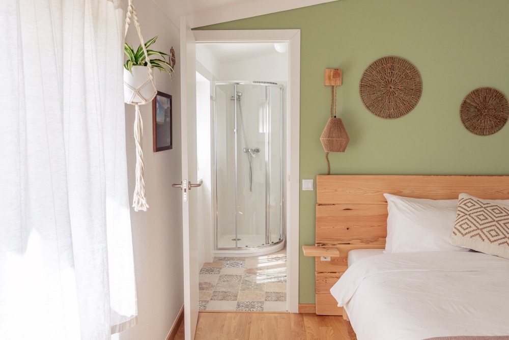 ensuite-double-room_private-bathroom_retreat_surf_yoga_ericeira